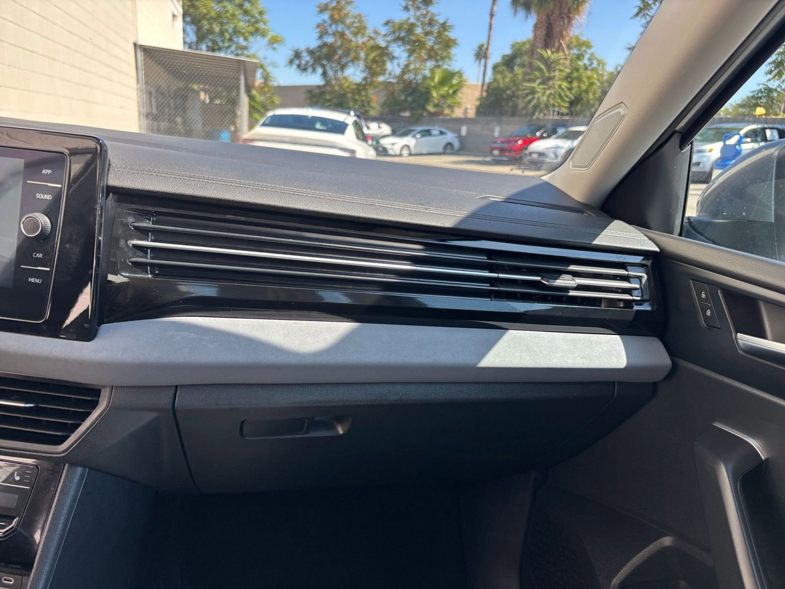 Used 2025 Volkswagen Jetta SE image 35