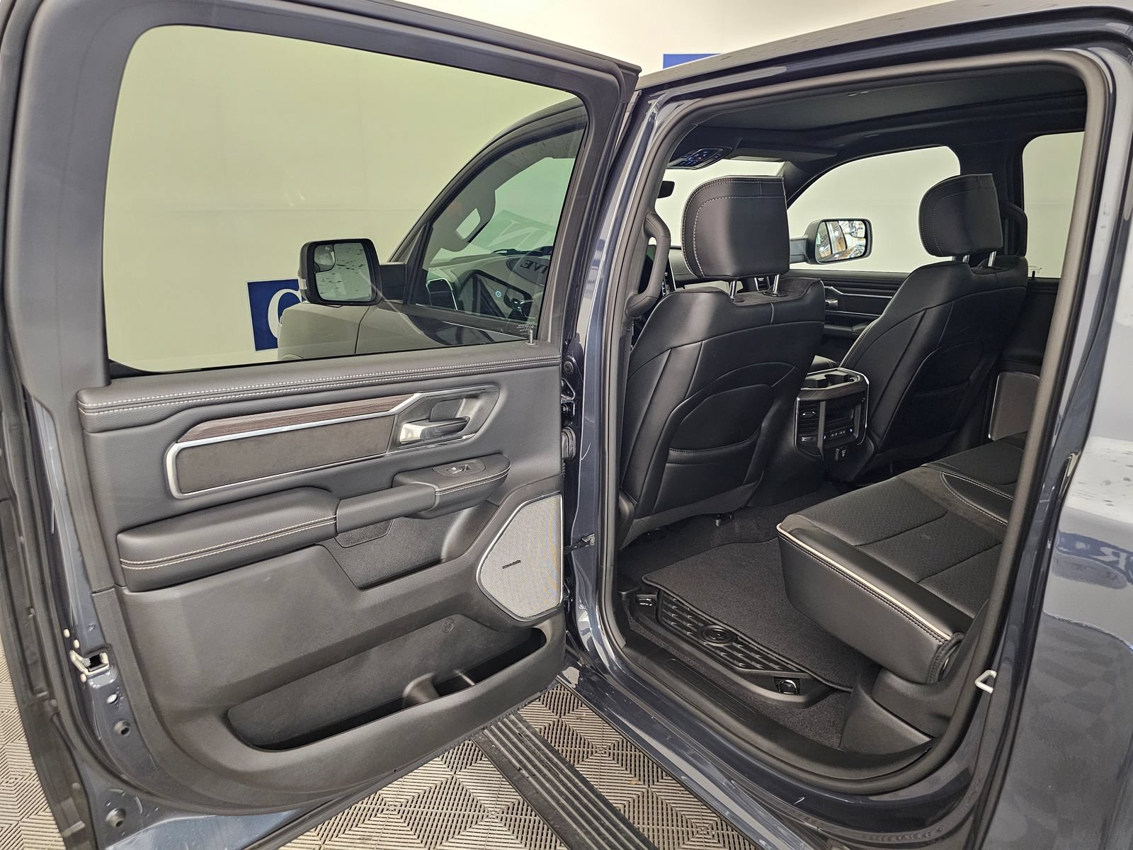 New 2026 RAM 1500 Laramie AWD/4WD image 19
