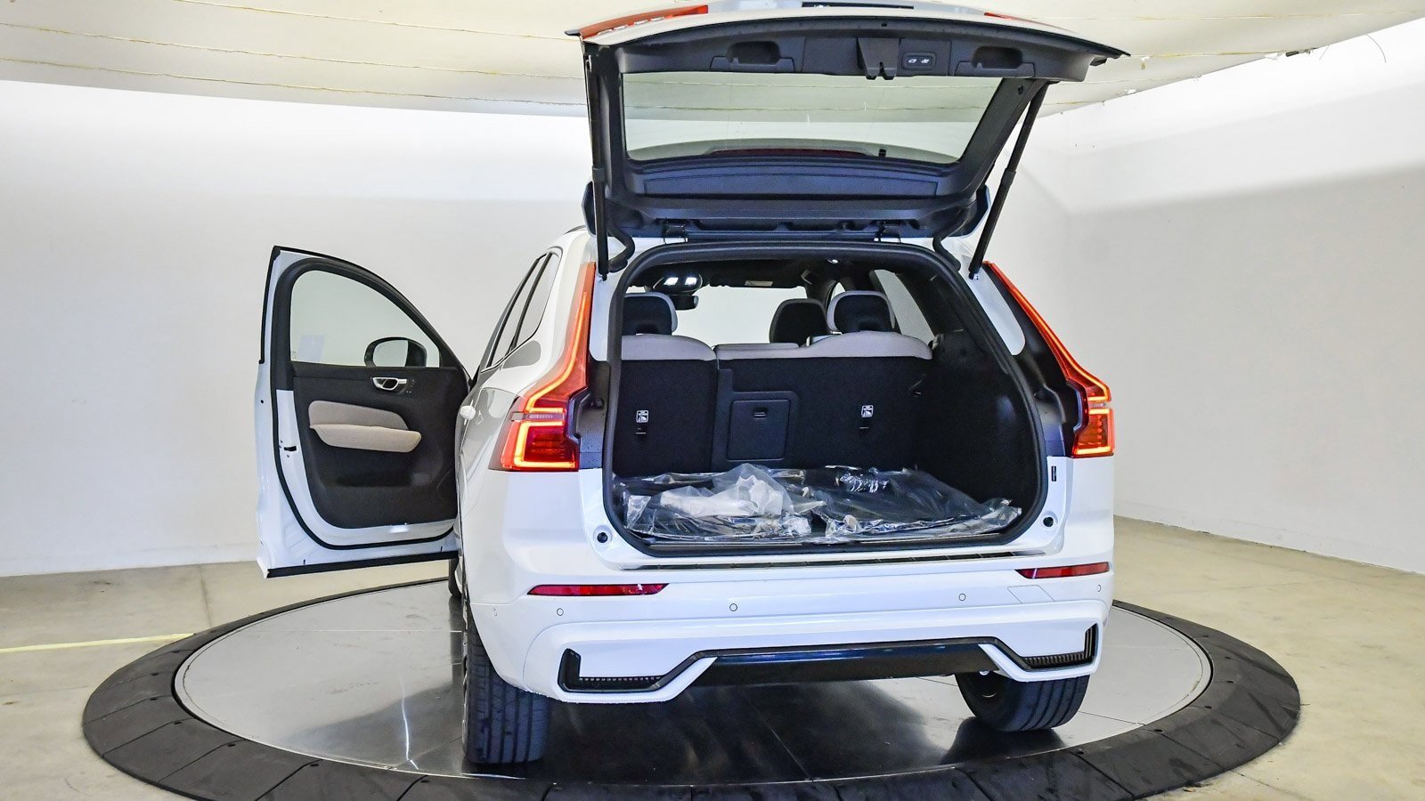 Certified 2026 Volvo XC60 B5 Plus w/ Protection Package Premier AWD/4WD image 32