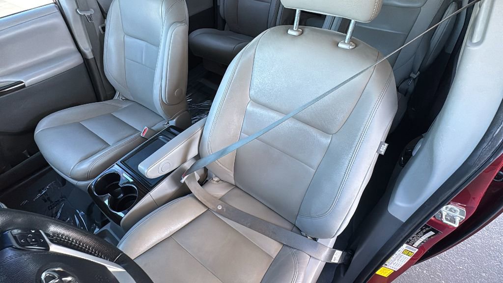 Used 2020 Toyota Sienna XLE w/ XLE Navigation Package FWD image 22