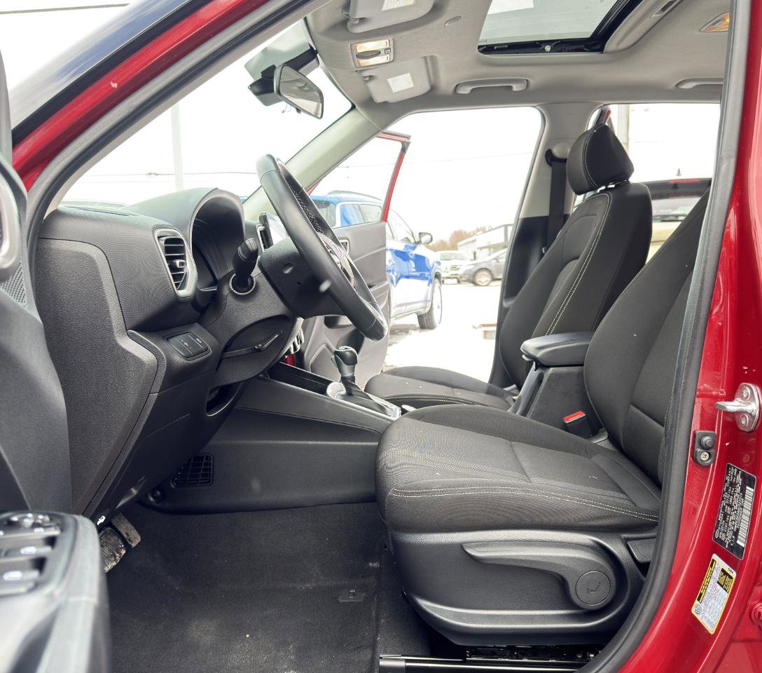 Used 2024 Hyundai Venue SEL FWD image 22