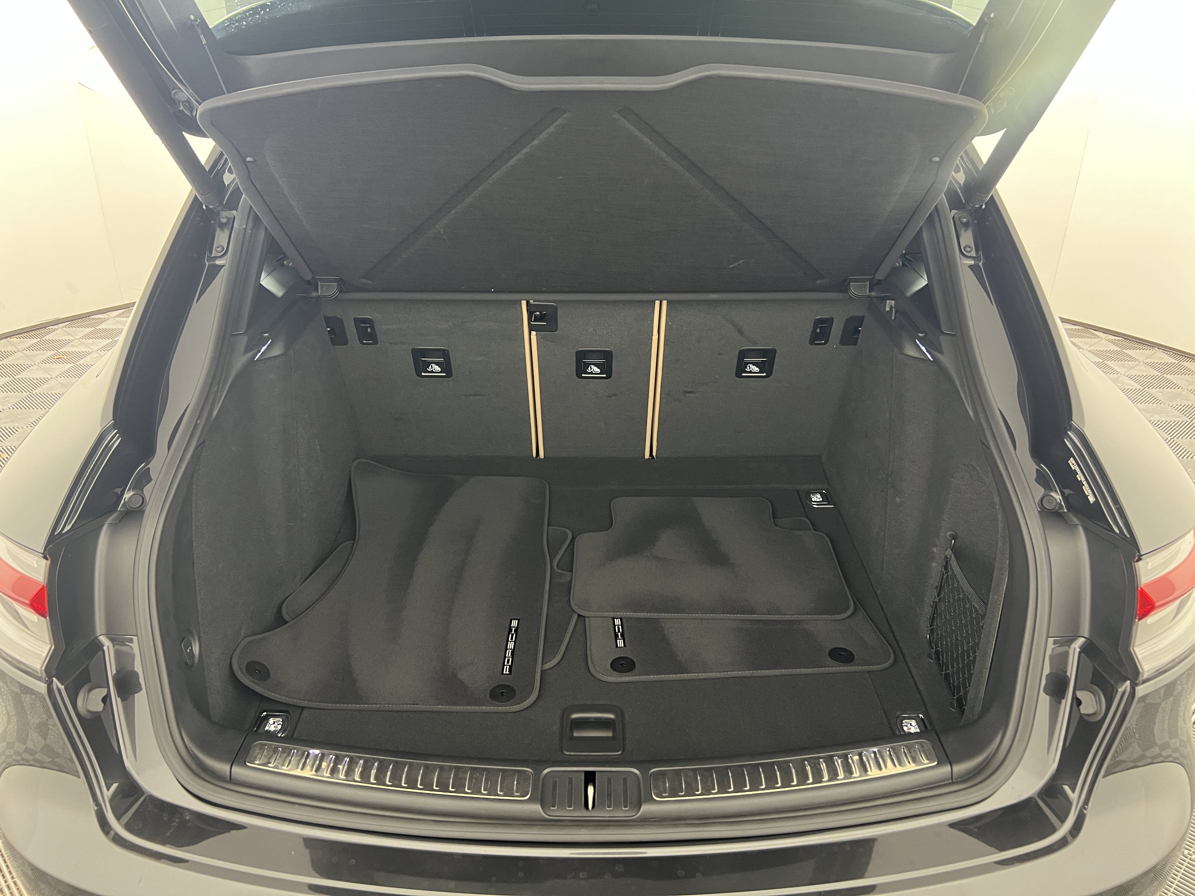 Certified 2024 Porsche Macan S AWD/4WD image 21