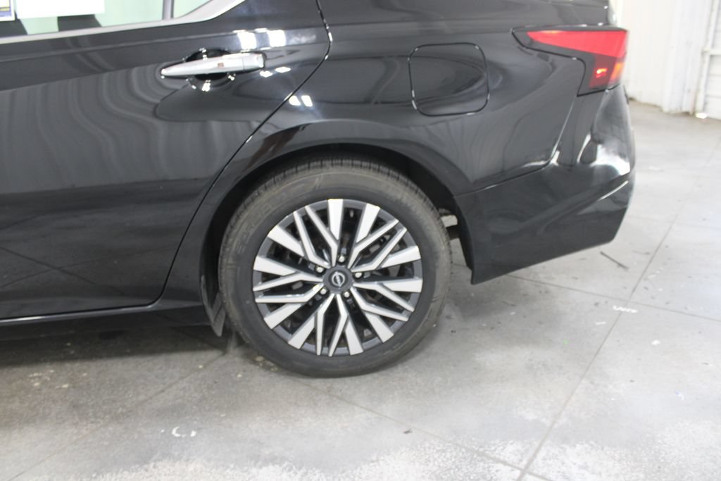 Used 2024 Nissan Altima 2.5 SV FWD image 16