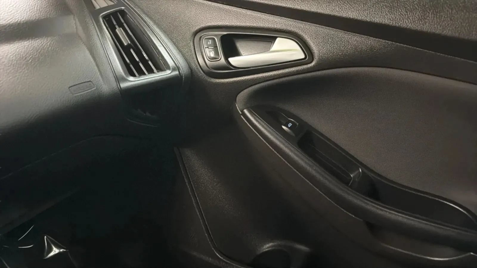 Used 2018 Ford Focus SE w/ SE Appearance Package FWD image 16