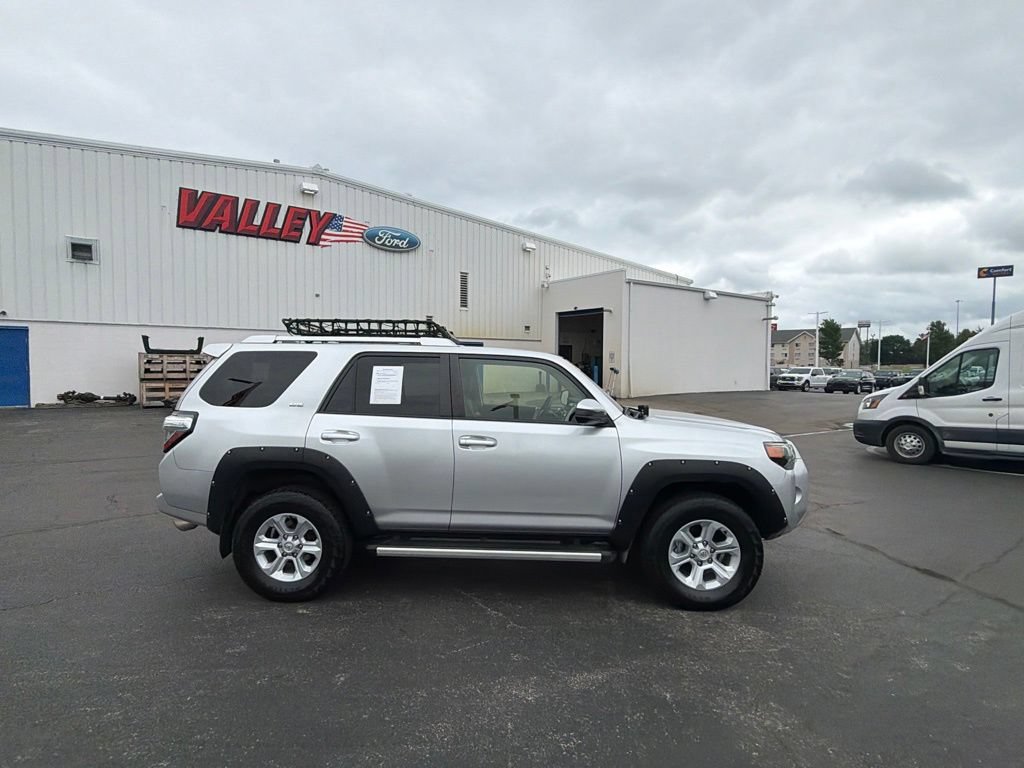 Used 2018 Toyota 4Runner SR5 AWD/4WD image 9