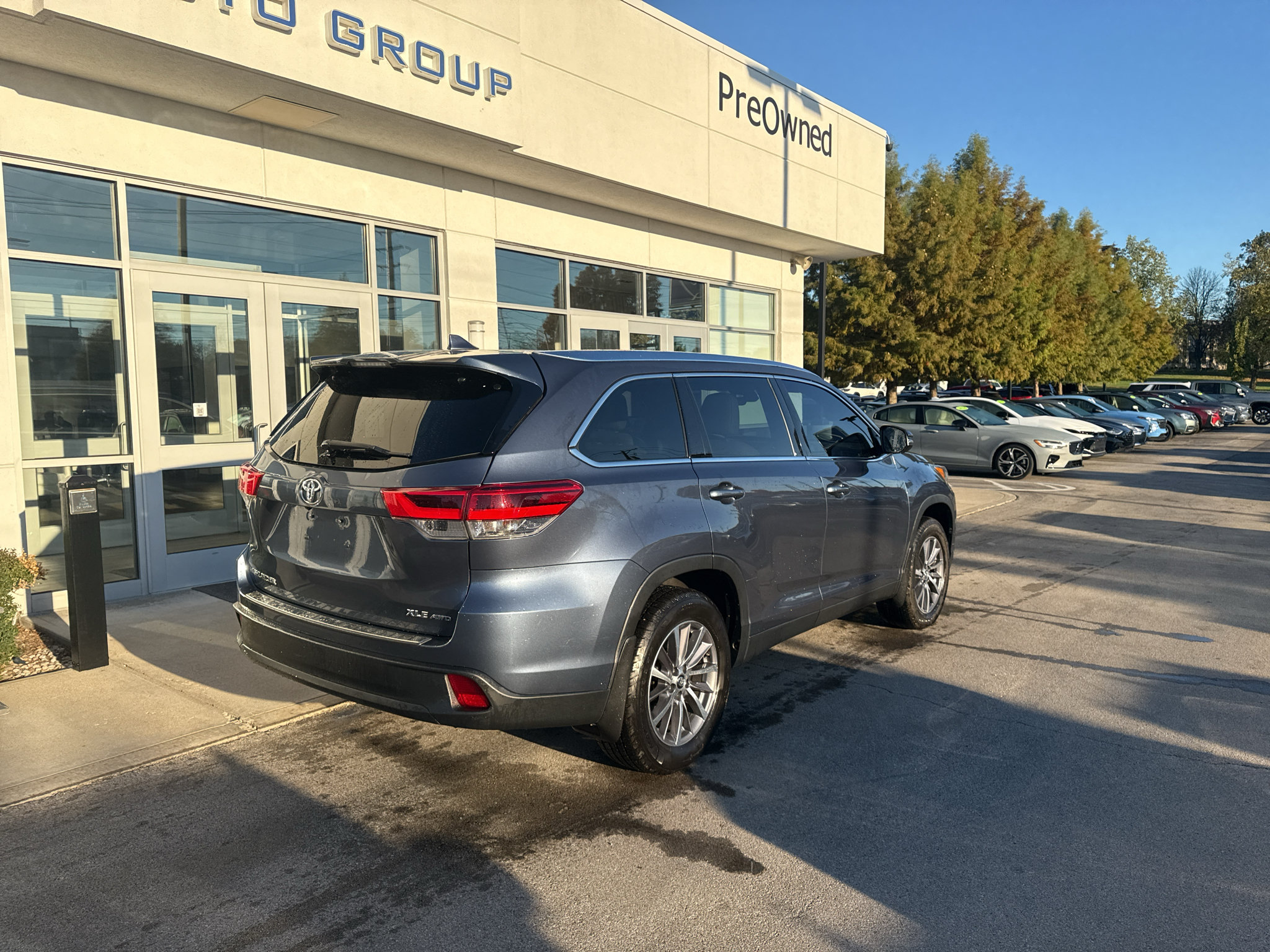 Used 2019 Toyota Highlander XLE AWD/4WD image 3