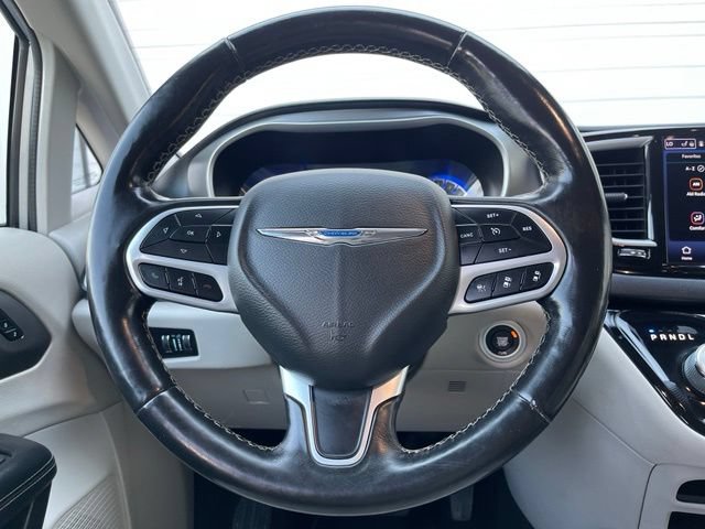 Used 2021 Chrysler Pacifica Touring-L FWD image 13