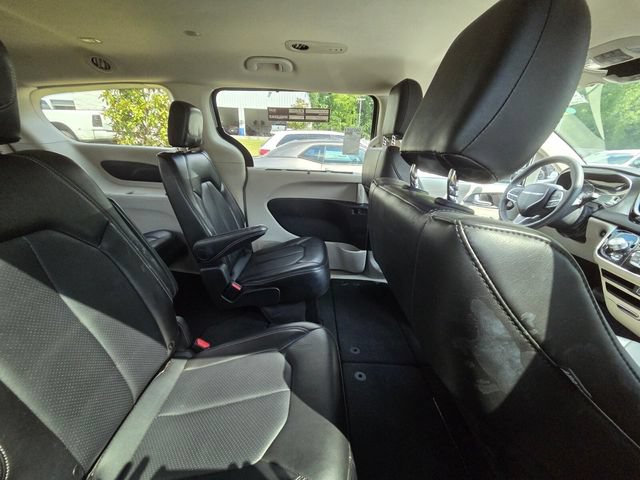 Used 2024 Chrysler Pacifica Touring-L FWD image 11