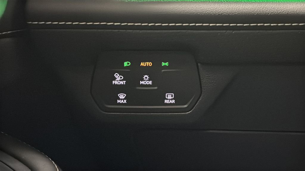 Used 2025 Volkswagen Atlas SEL AWD/4WD image 32
