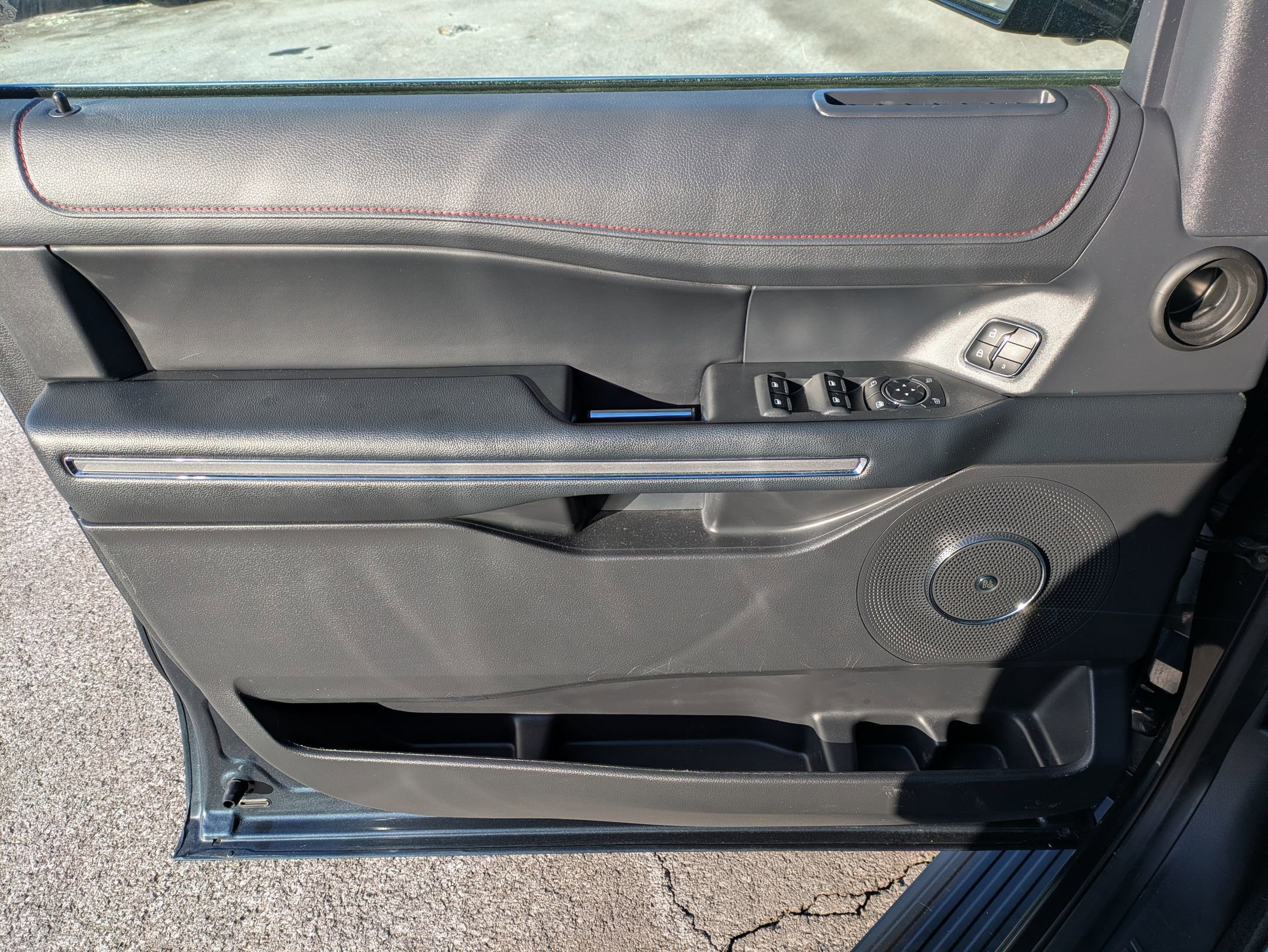 Used 2024 Ford Expedition Limited image 9