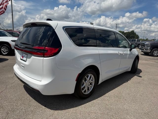 Used 2024 Chrysler Pacifica Touring-L FWD image 6