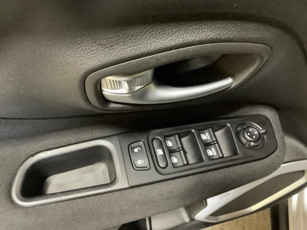 Certified 2020 Jeep Renegade Latitude w/ Cold Weather Group AWD/4WD image 17