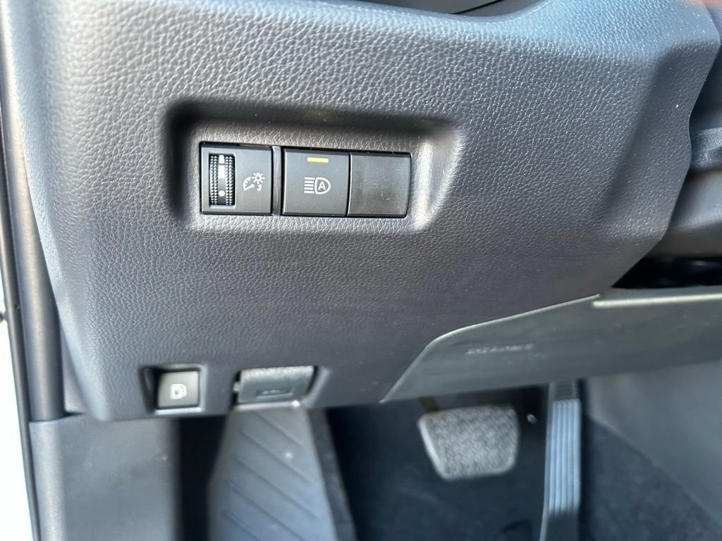 Used 2025 Toyota RAV4 SE image 25