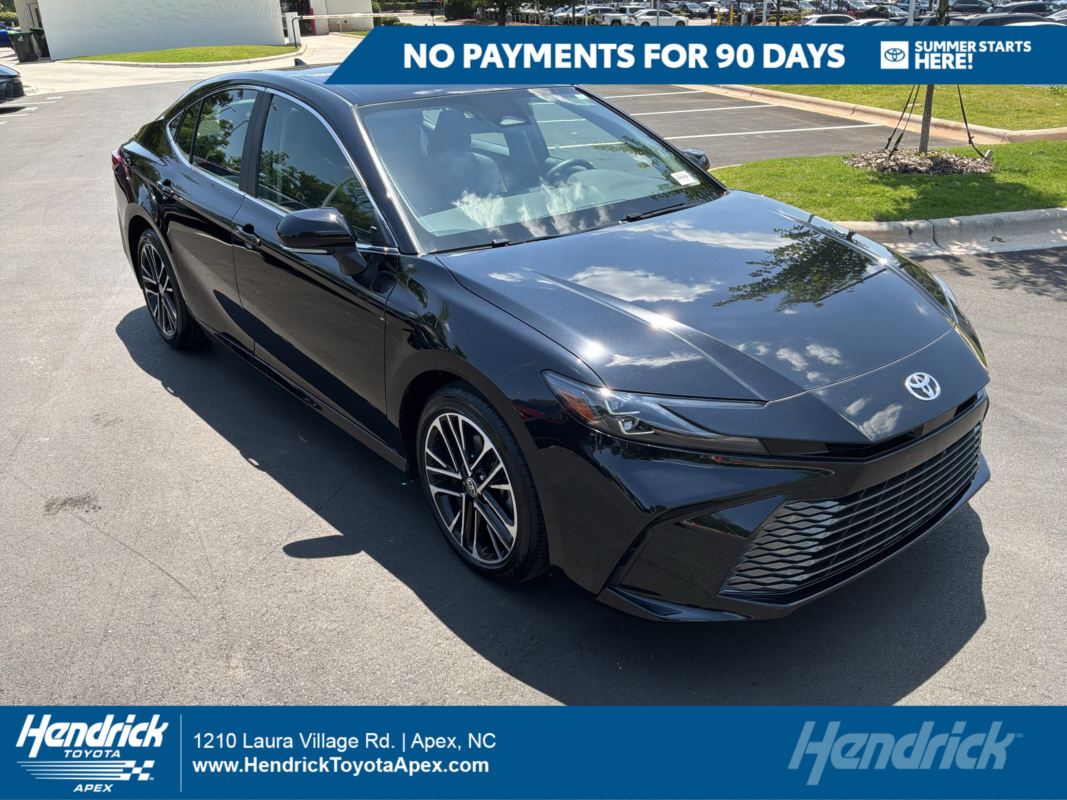 Used 2025 Toyota Camry XLE FWD image 1