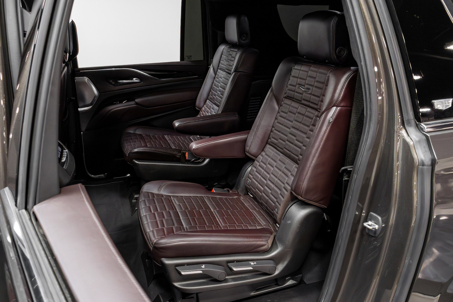 Used 2021 Cadillac Escalade ESV Premium Luxury Platinum w/ Heavy-Duty Trailer Package image 32