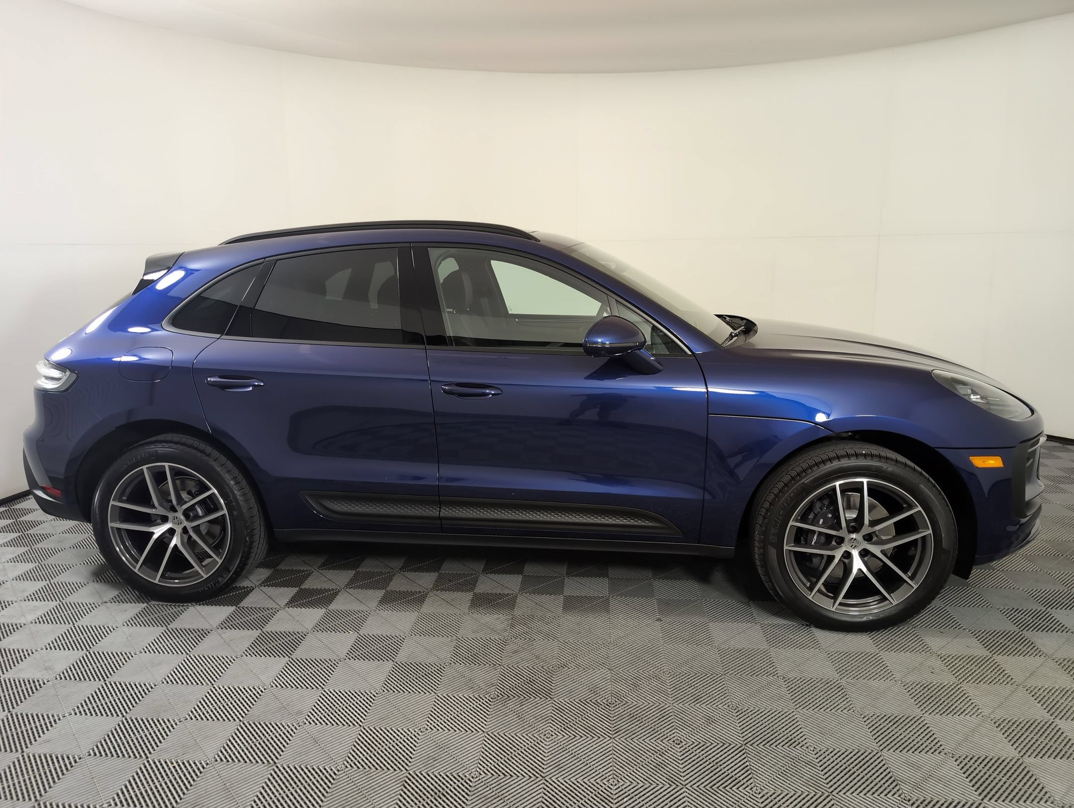 Certified 2025 Porsche Macan AWD/4WD image 9