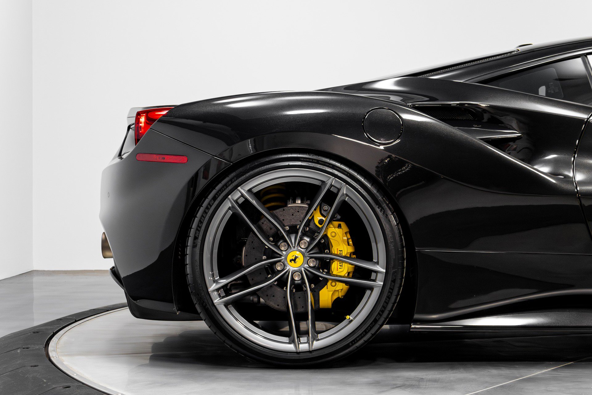 Used 2018 Ferrari 488 GTB image 17