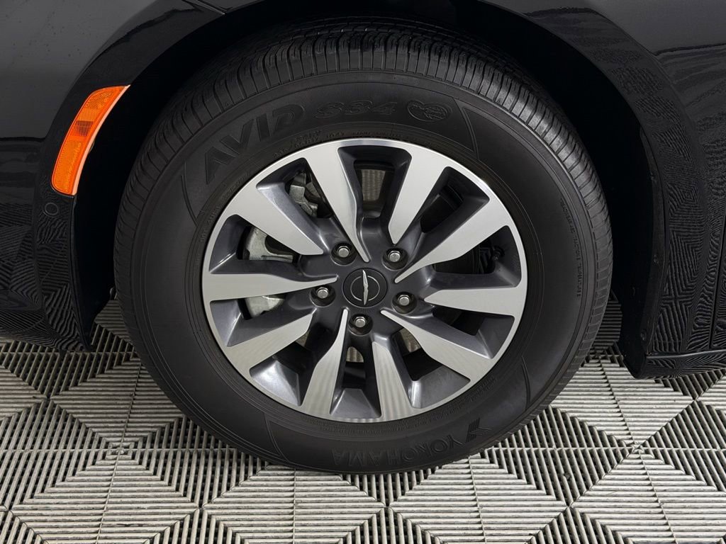 Used 2023 Chrysler Pacifica Limited image 12