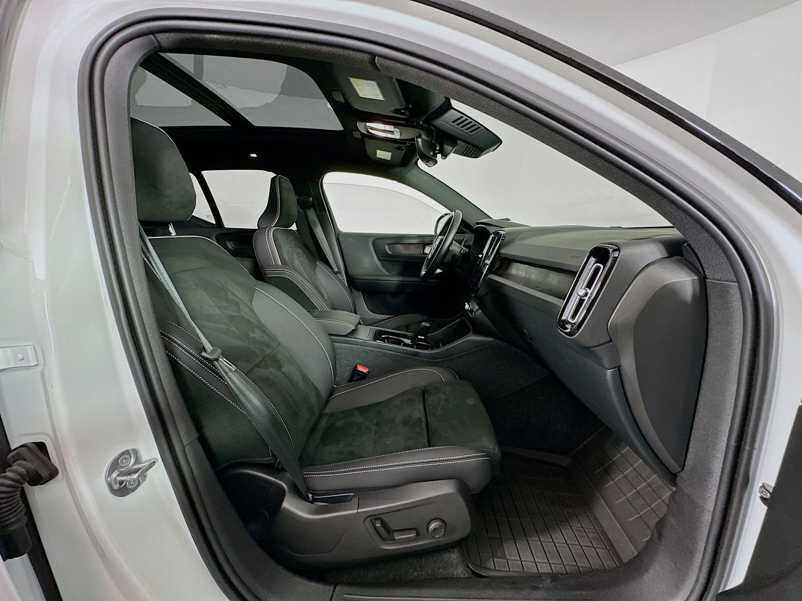 Used 2023 Volvo XC40 Recharge Ultimate w/ Protection Package Premier image 29