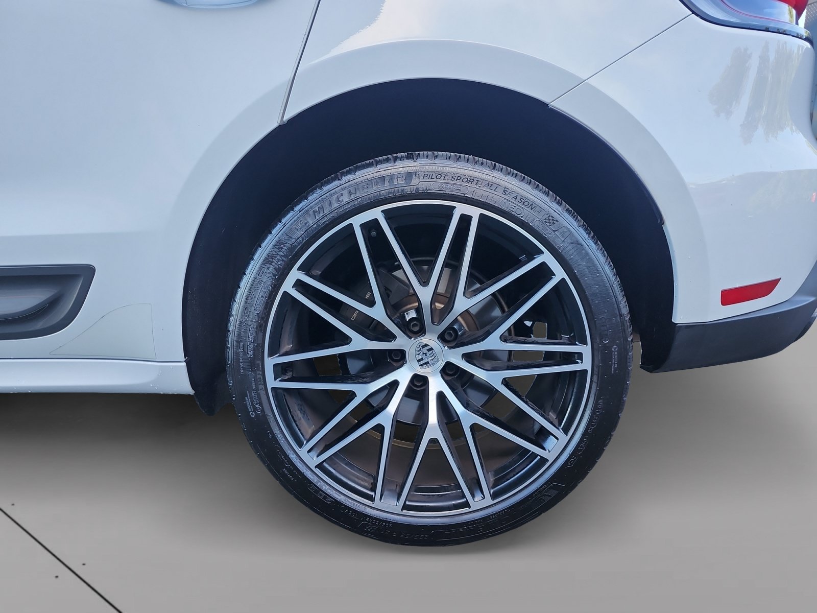 Used 2024 Porsche Macan AWD/4WD image 16