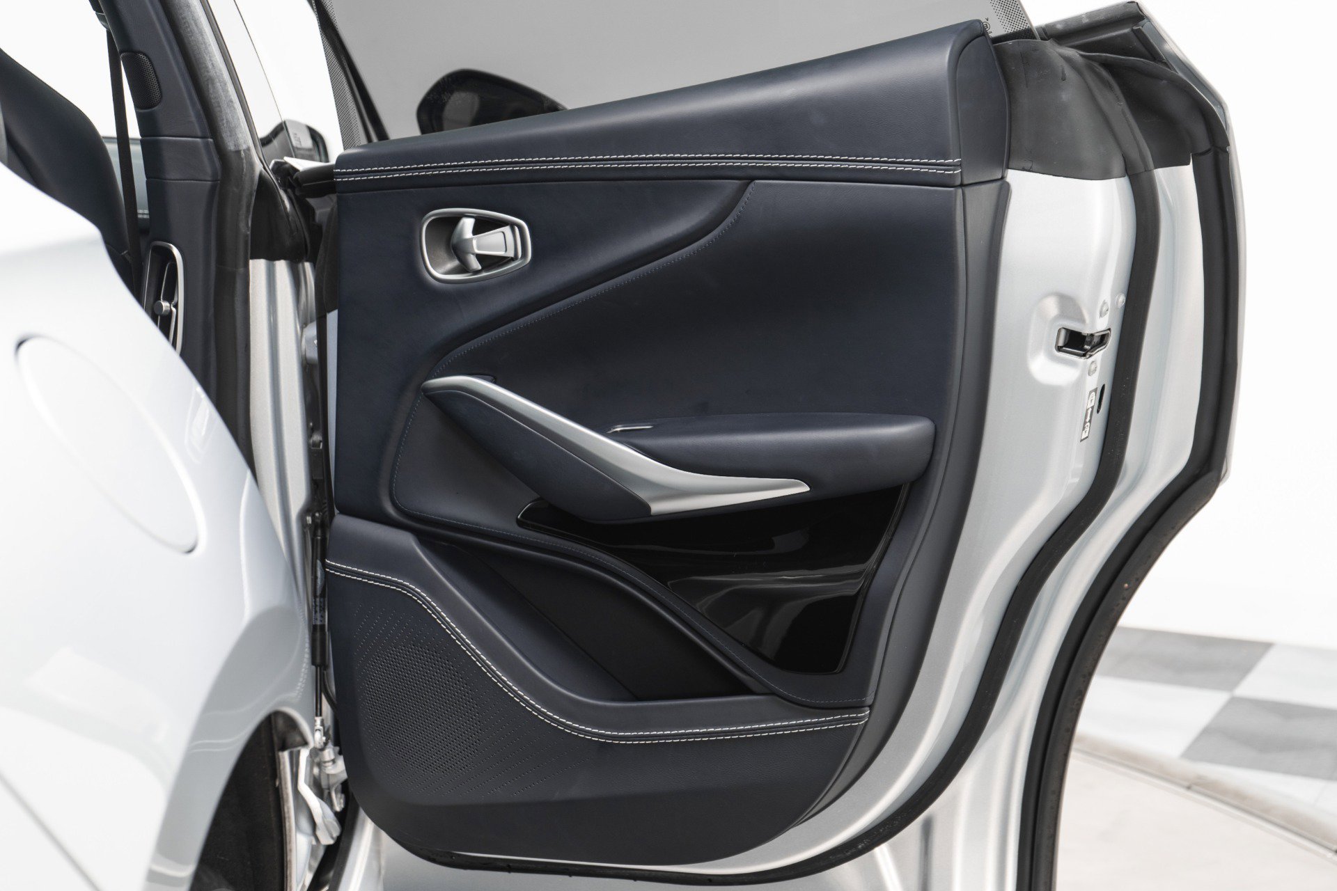 Used 2022 Aston Martin DBX image 36