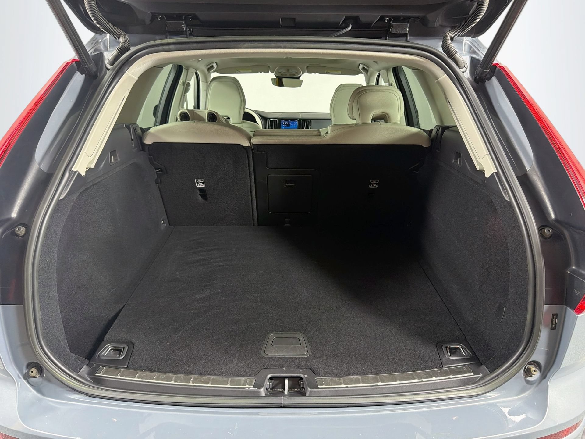 Certified 2024 Volvo XC60 B5 Plus AWD/4WD image 26