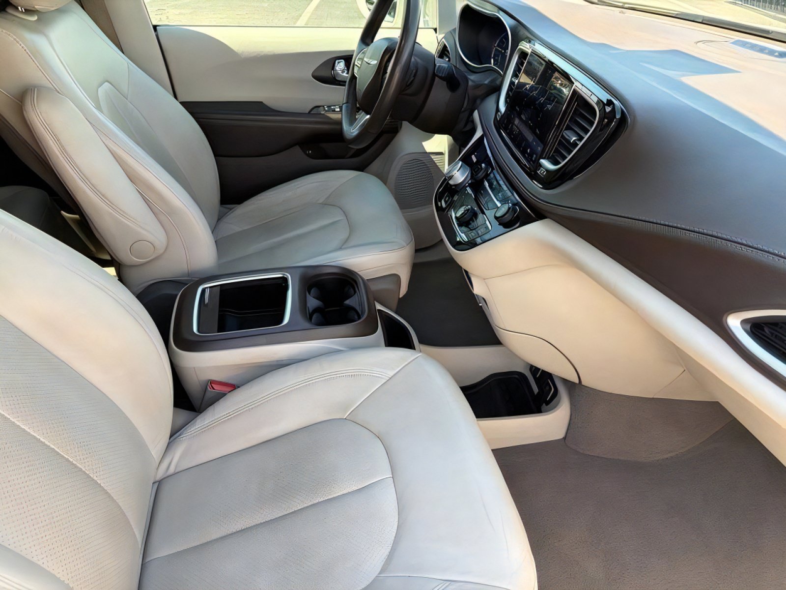 Used 2021 Chrysler Pacifica Touring-L w/ Uconnect Theater Family Group FWD image 11