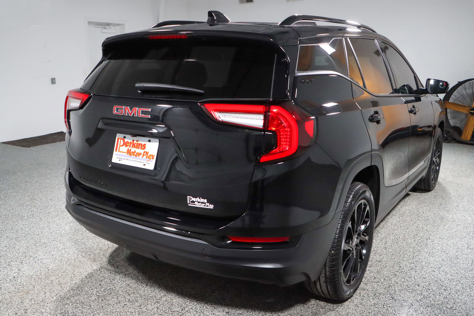 Used 2023 GMC Terrain SLT w/ Elevation Edition image 7