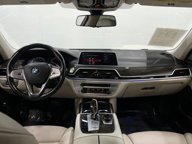 Used 2018 BMW 750i w/ Executive Package image 19