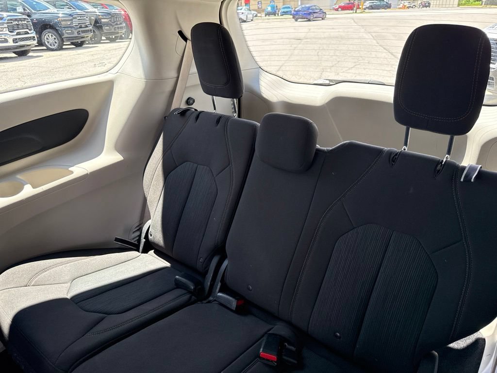Used 2017 Chrysler Pacifica Touring FWD image 35