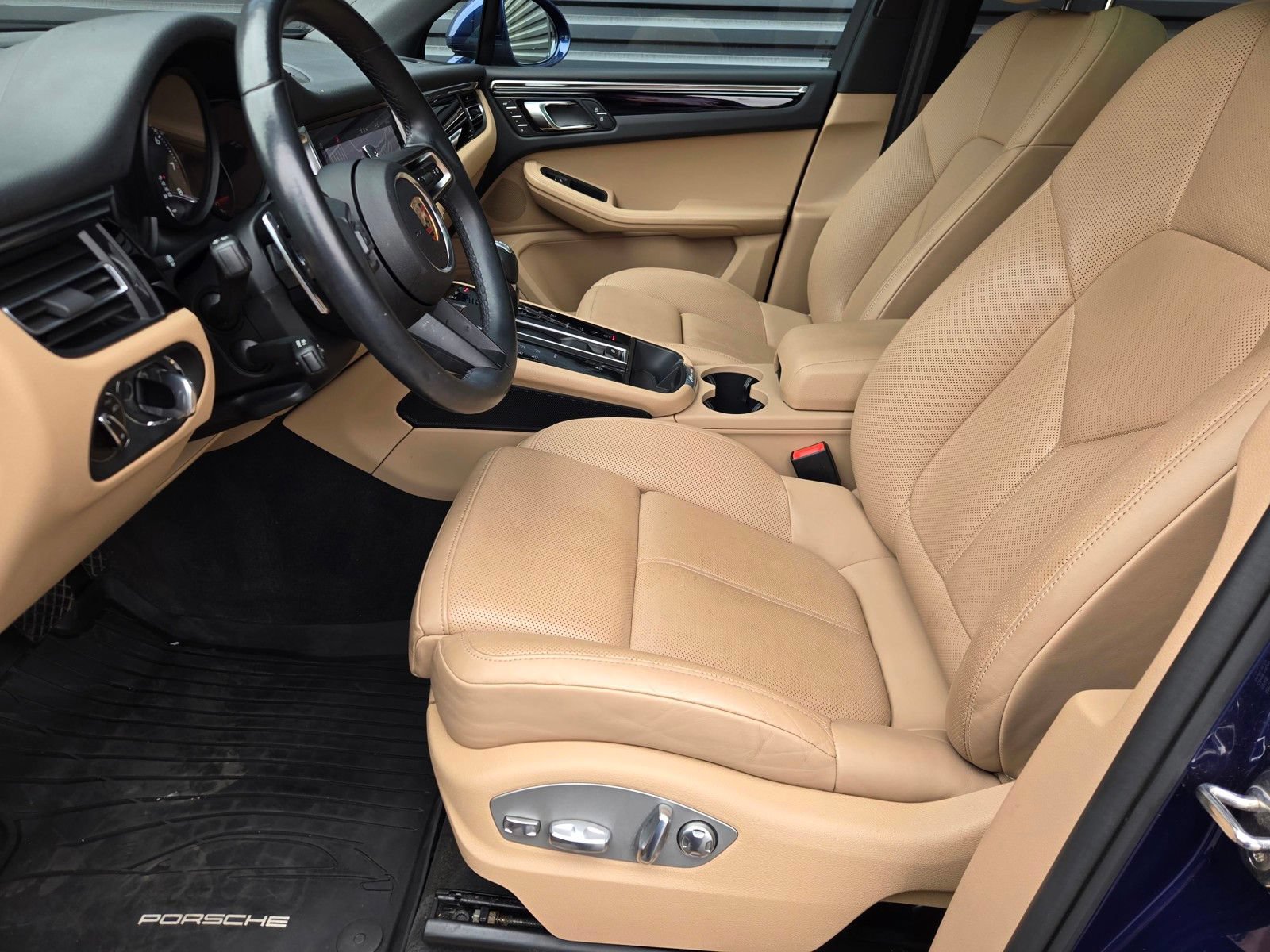 Used 2024 Porsche Macan AWD/4WD image 25