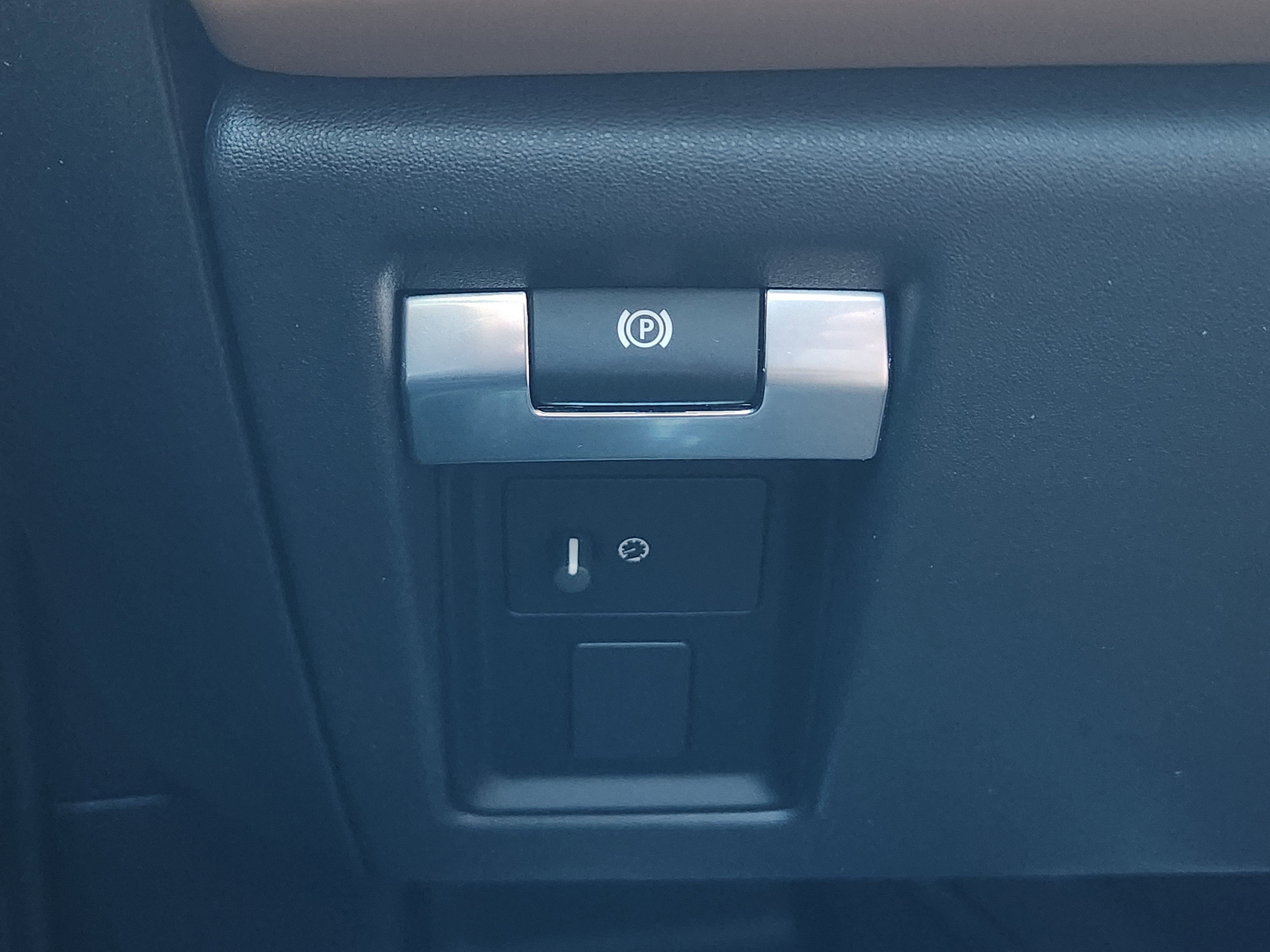 Certified 2025 Land Rover Defender 110 V8 image 22