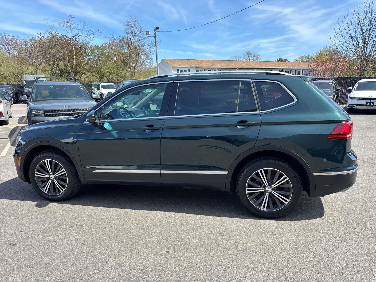 Used 2019 Volkswagen Tiguan SEL AWD/4WD image 2