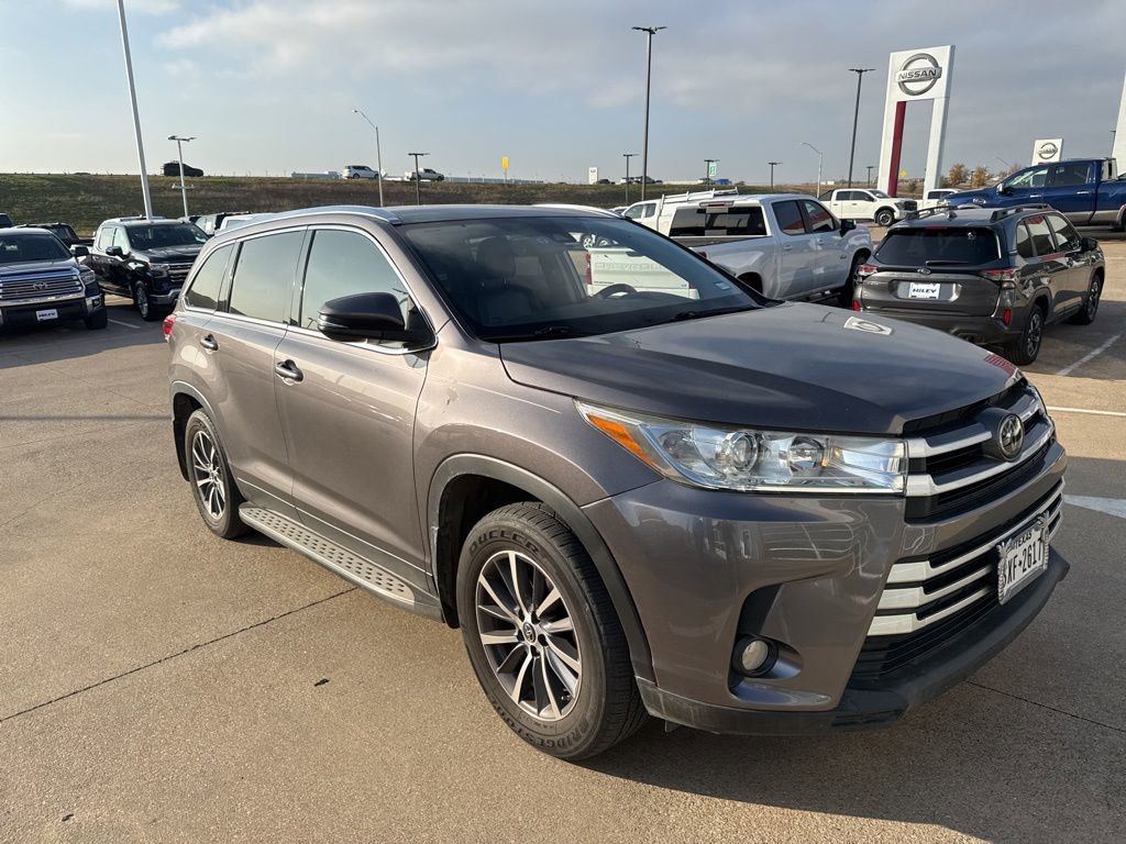 Used 2019 Toyota Highlander XLE image 3