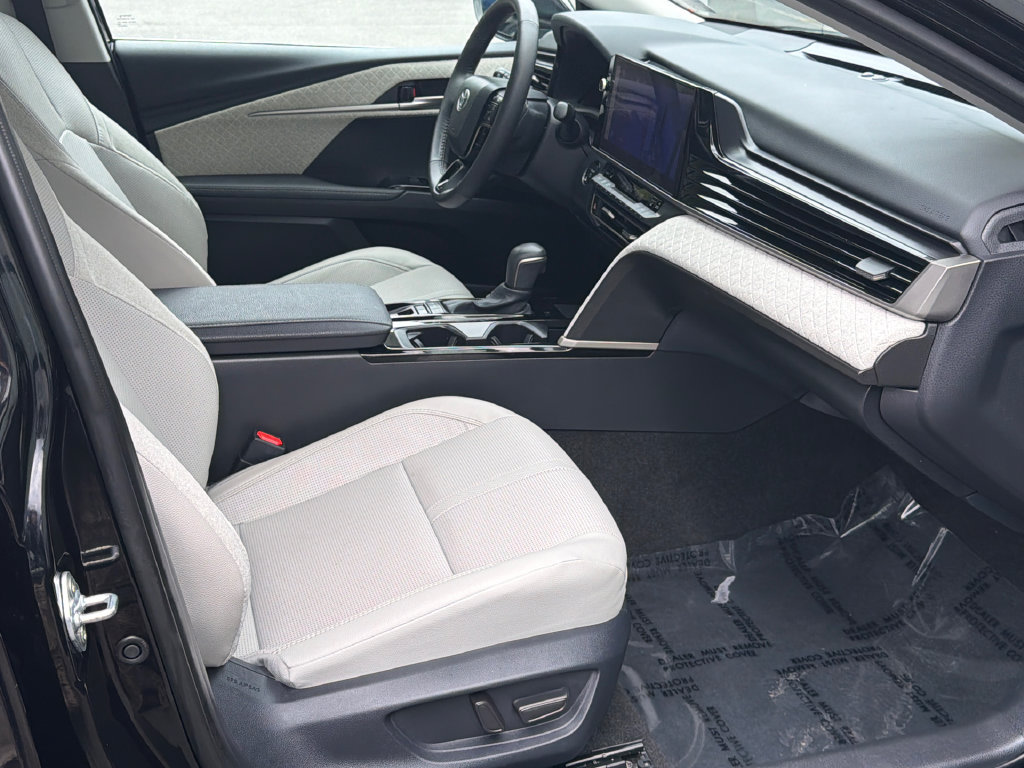 Used 2025 Toyota Camry XLE FWD image 15
