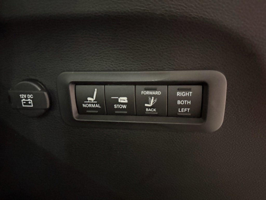 Used 2020 Chrysler Pacifica Limited image 28