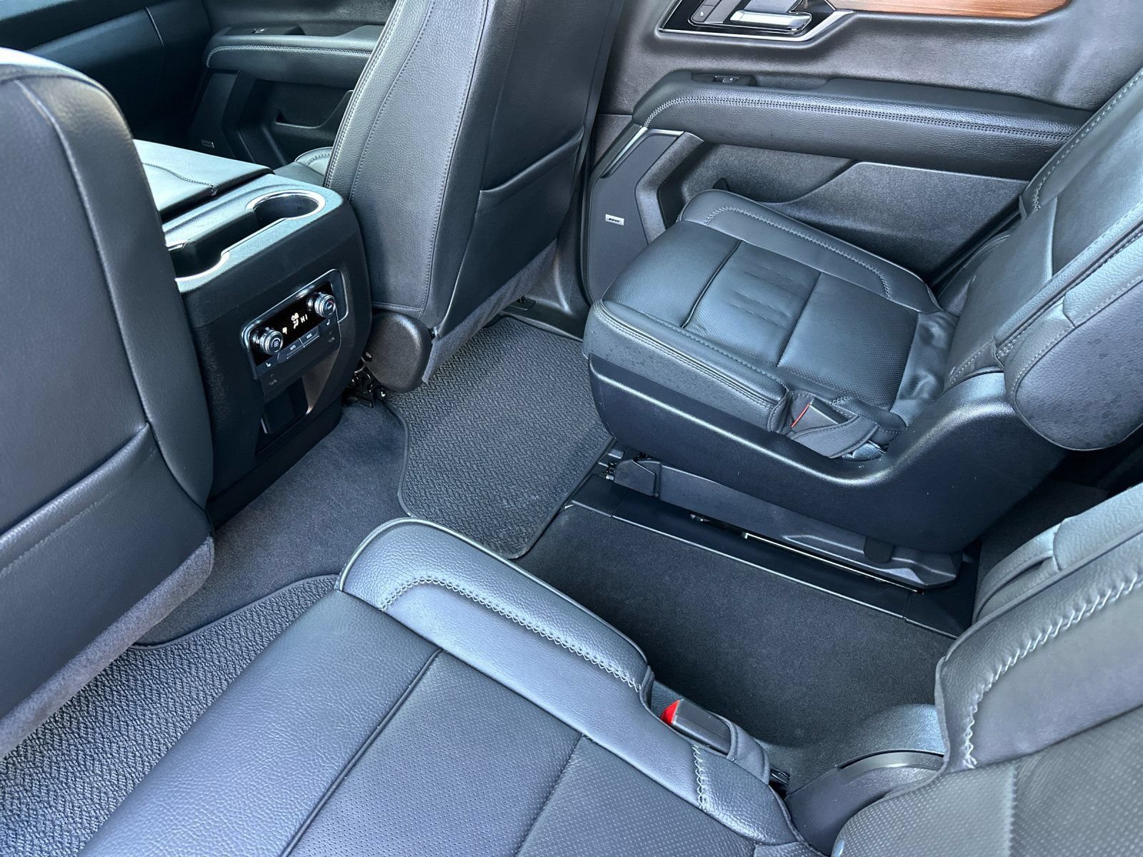 Used 2025 GMC Yukon Denali w/ Sun & Power Step Package AWD/4WD image 12