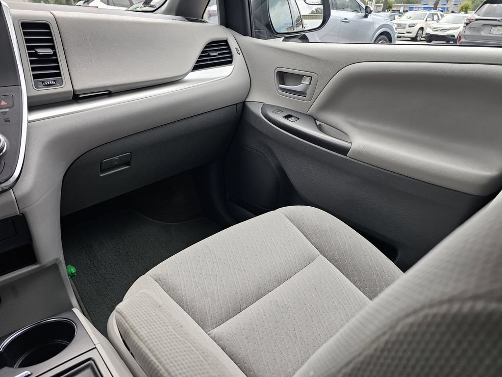 Used 2018 Toyota Sienna LE FWD image 14
