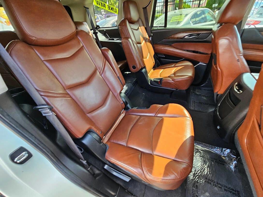 Used 2015 Cadillac Escalade Luxury image 17