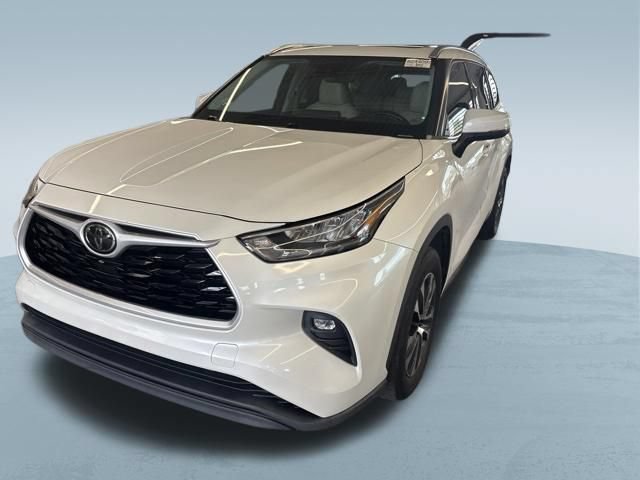 Used 2020 Toyota Highlander XLE FWD image 3