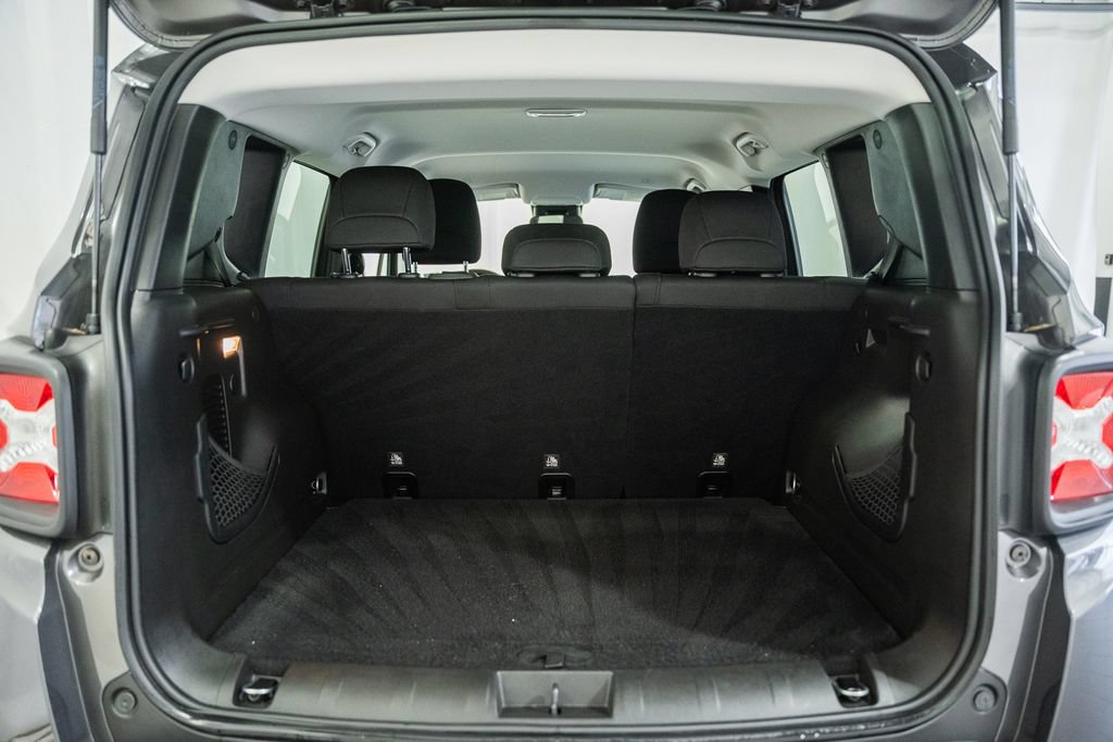 Certified 2018 Jeep Renegade Latitude AWD/4WD image 9