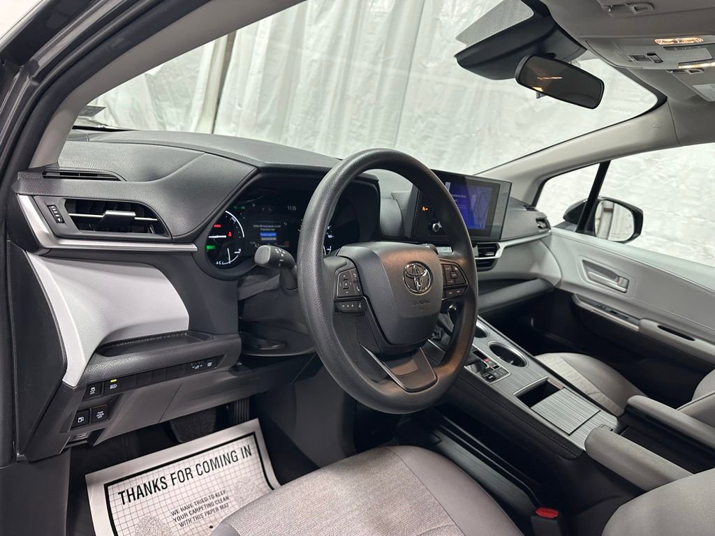 Used 2025 Toyota Sienna LE image 15