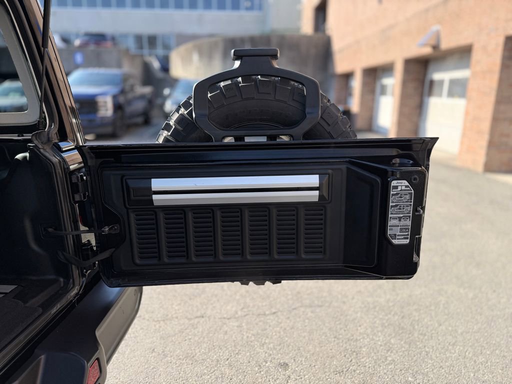 Used 2018 Jeep Wrangler Unlimited Sahara w/ Quick Order Package 24M Moab image 31