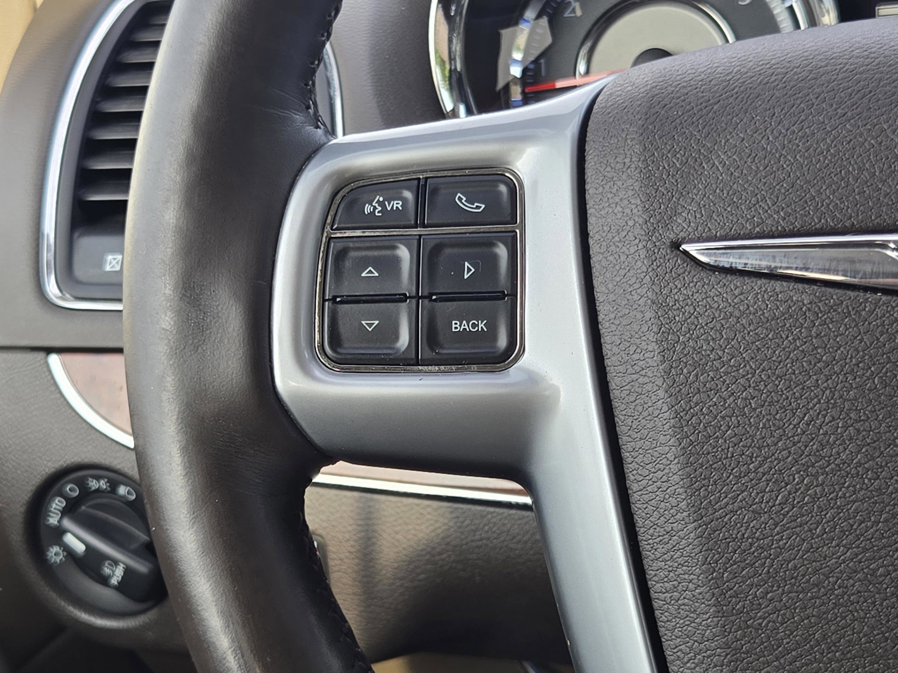 Used 2013 Chrysler Town & Country Touring-L w/ Driver Convenience Group FWD image 22