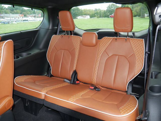 Used 2025 Chrysler Pacifica Pinnacle FWD image 24