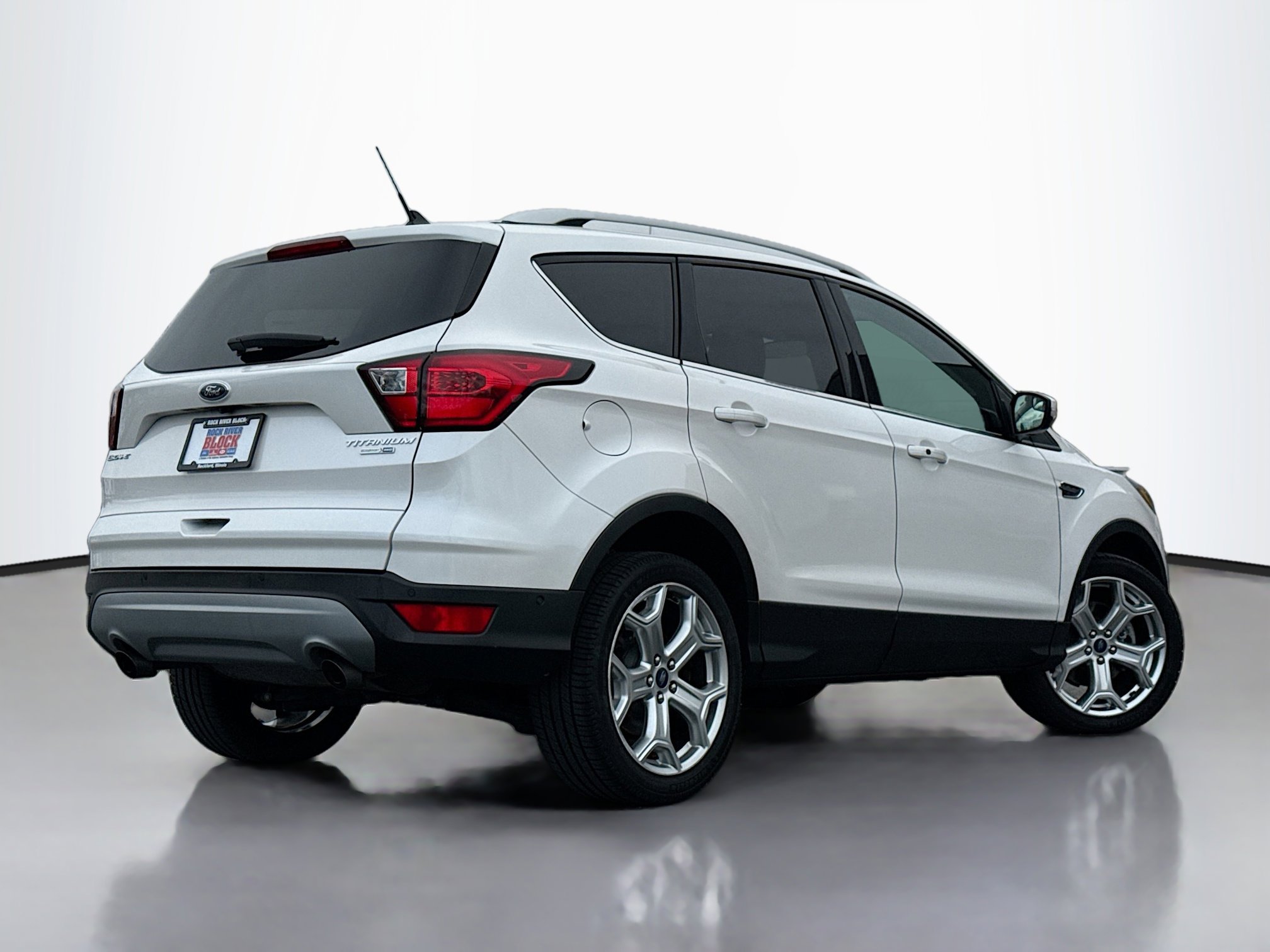 Used 2019 Ford Escape Titanium image 2