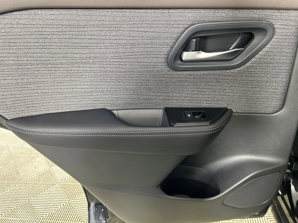 Used 2023 Nissan Rogue SV image 16