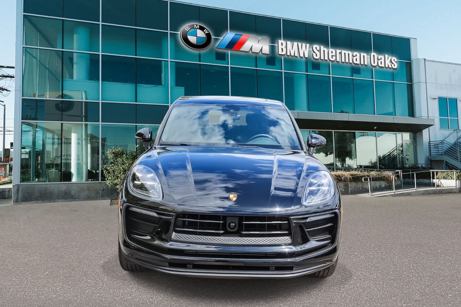 Used 2023 Porsche Macan AWD/4WD image 2