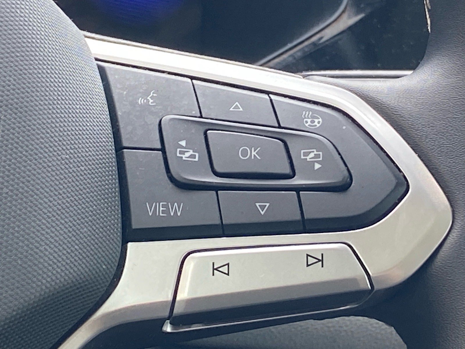 Certified 2023 Volkswagen Taos SE w/ Panoramic Sunroof Package FWD image 6