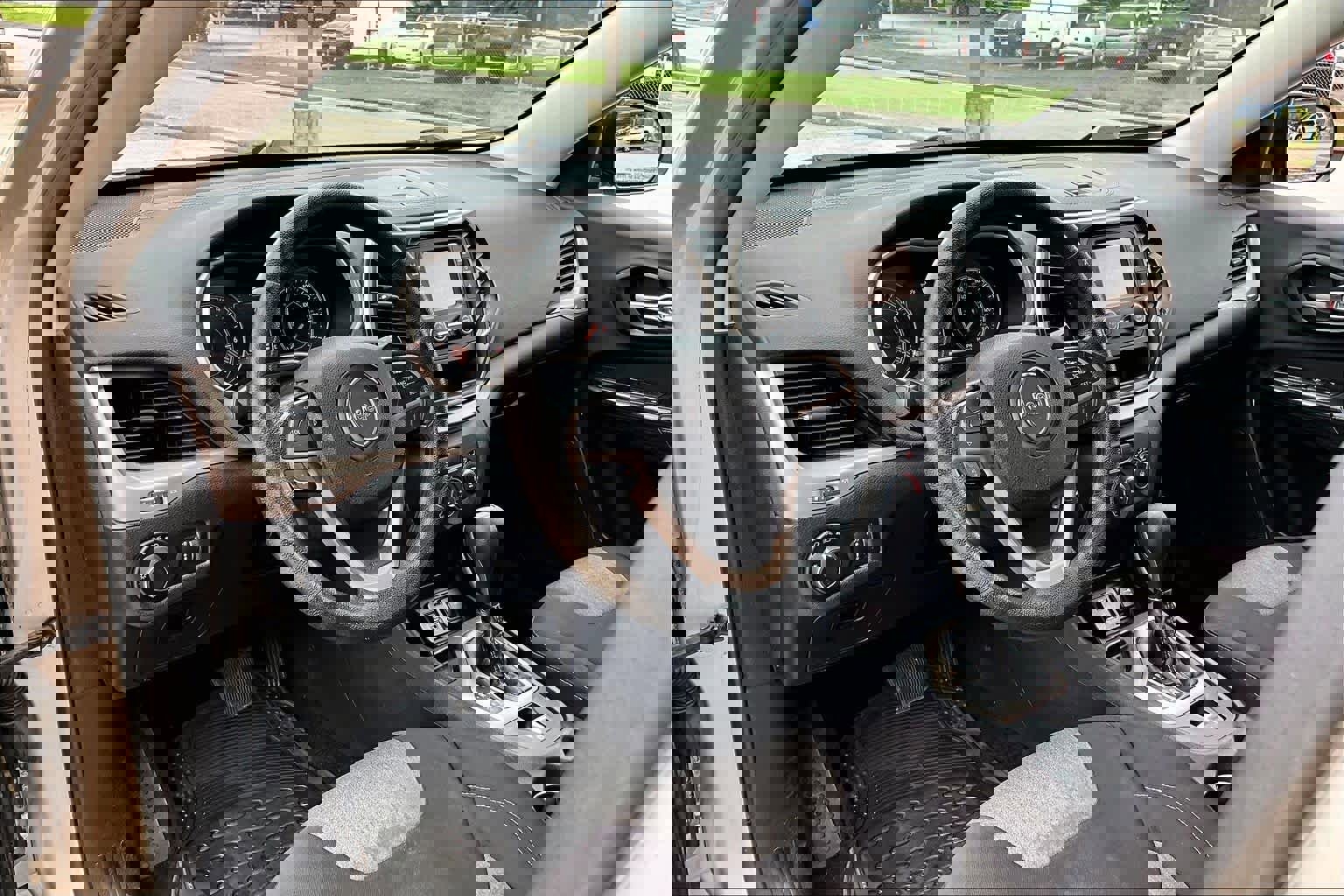 Used 2015 Jeep Cherokee Sport image 18